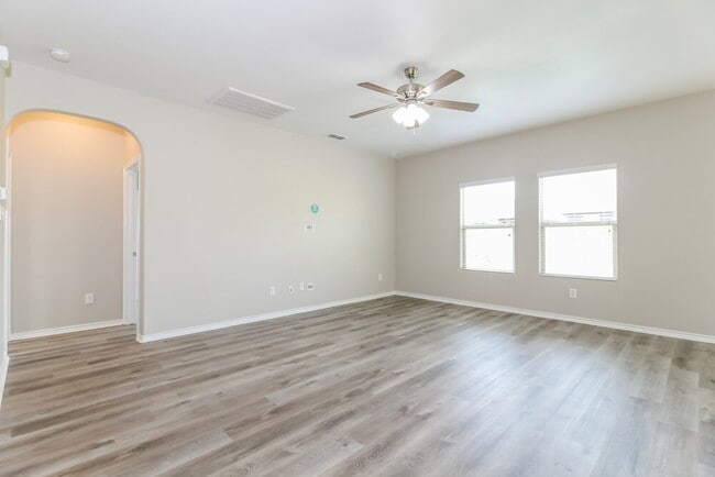 Building Photo - 1720 Kings Glen Ln