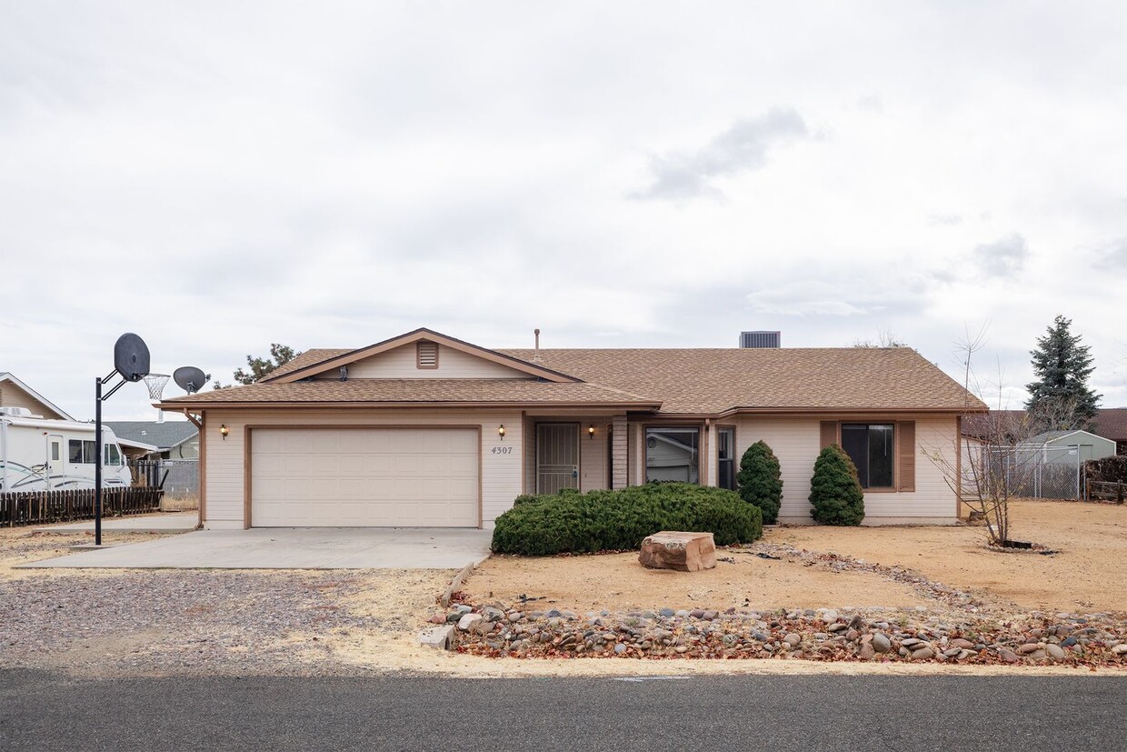 Primary Photo - 3 bedroom 2 bathroom Ranch Style Home in P...