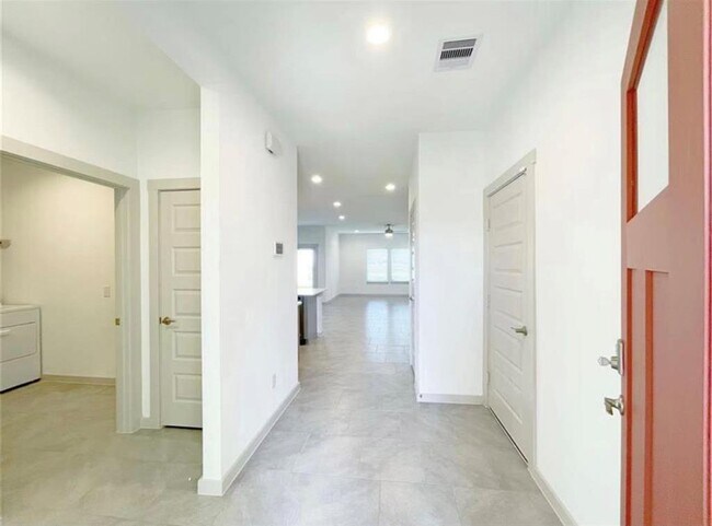 Building Photo - 28907 River Path