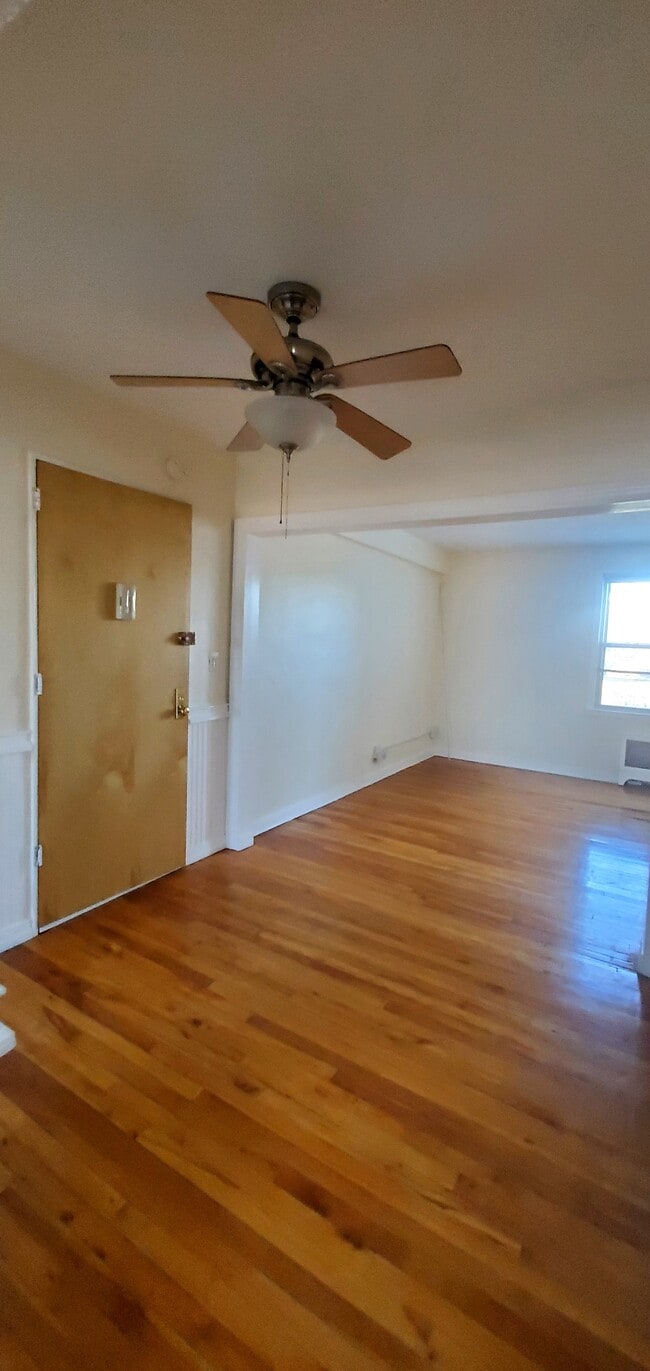 Foyer - 36 Winchester Ave