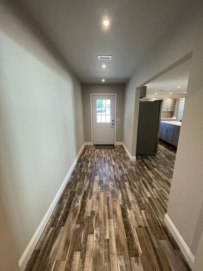 Foto del edificio - Available May!