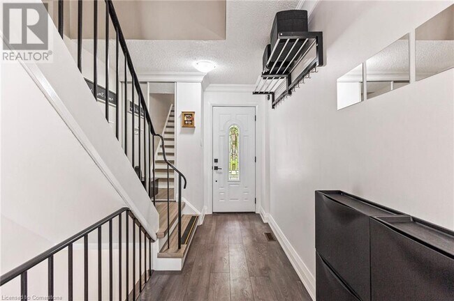 Building Photo - 1528 Lancaster Dr