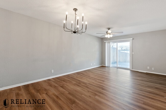 Foto del edificio - 8712 Lakeland Cir