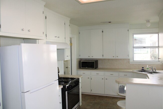 Building Photo - 2 bedroom 1 bathroom house with additional...