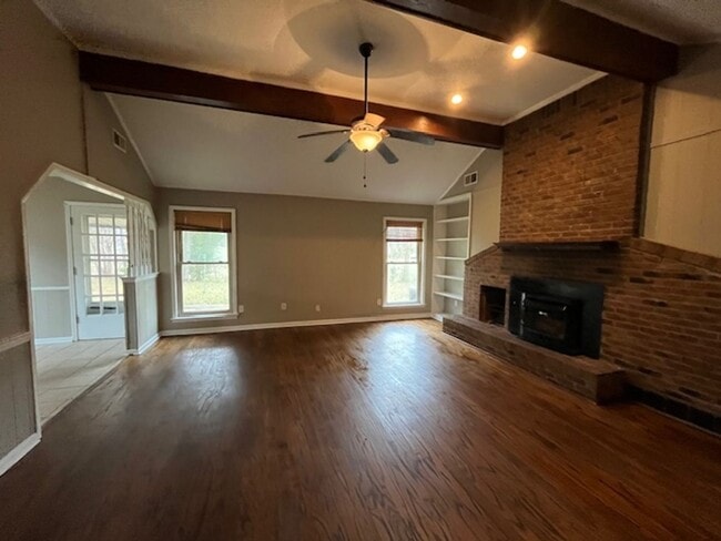 Building Photo - Renovated 3 Bedroom 2 Bath Home with 2 Car Garage for Rent!!