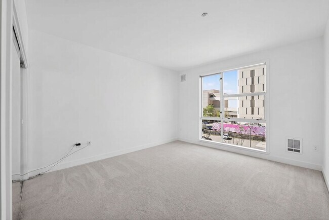 Foto del edificio - Prime Oakland 1-Bed Condo w/ Resort-Style Amenities & Utilities Included