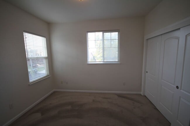 Foto del edificio - 3 Bed| 2.5 Bath | 2448 SF | 2 Separate Garages | Two Story Home | Tenant pays $190 for WS&G.