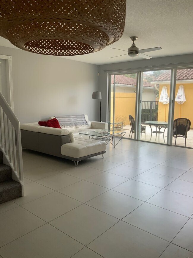 Foto del edificio - Beautiful 3/3 Townhome For Rent in Village...