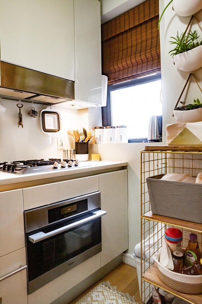 Full kitchen with all mod cons - 230 Riverside Dr