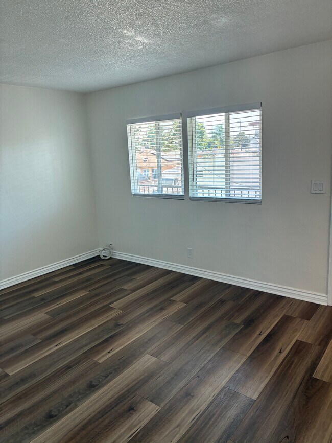 Piso de vinilo nuevo - 1068 E Artesia Blvd