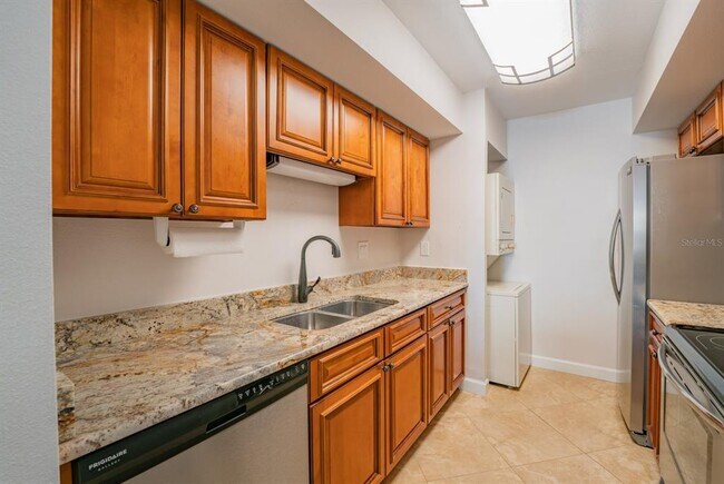 Building Photo - 13608 S Village Dr