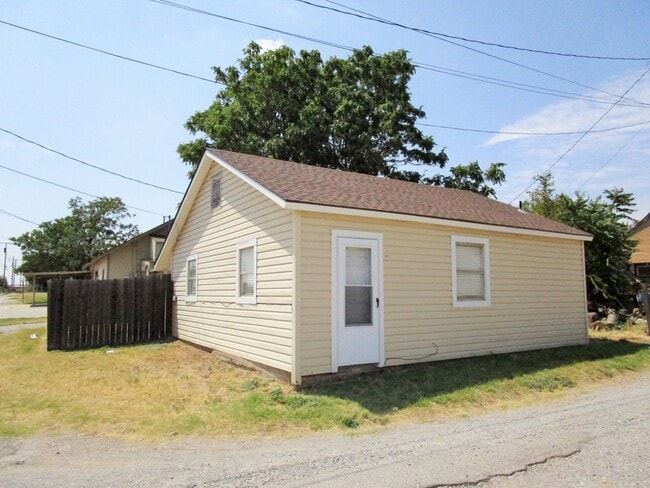 Building Photo - Cute and Private One Bedroom House
