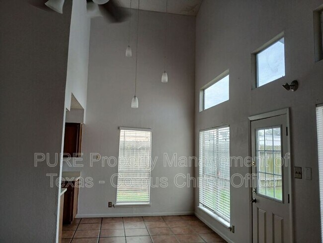 Foto del edificio - 4929 Cedar Pass Dr