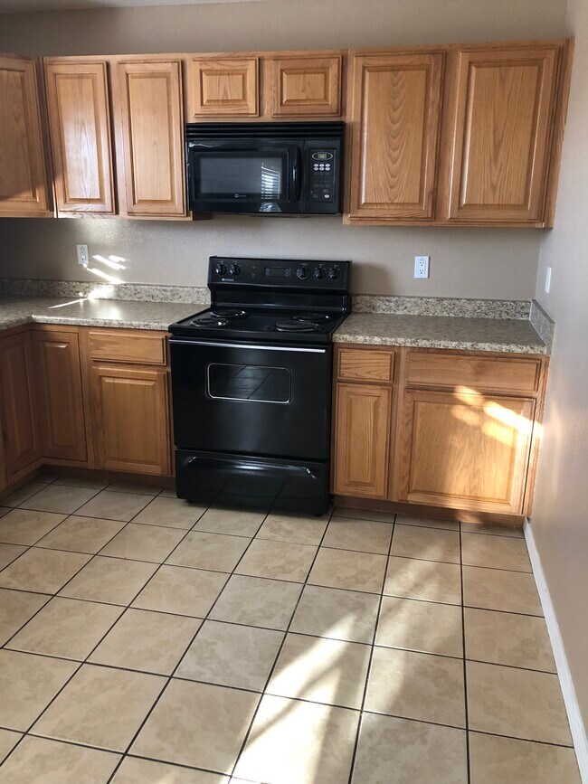 Building Photo - 2117 Clearwater Dr