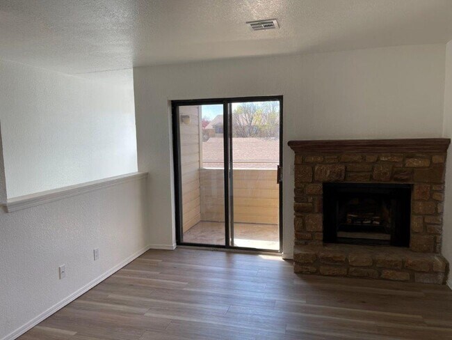 Building Photo - One bed upstairs condo with all appliances...