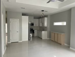 Building Photo - 2507 N Vineyard Ave