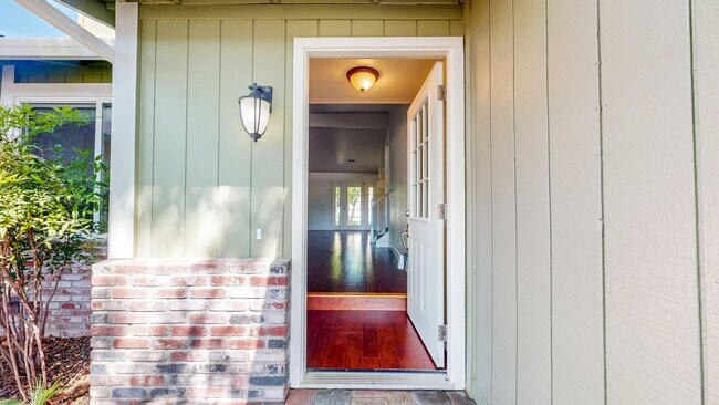 Foto del edificio - PURE Property Management Presents: 3 Bd 2.5 Ba in Larkfield W/ Beautiful Backyard W/ PURE Propert...