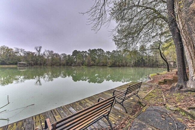 Building Photo - Lake Front Townhome with resort-like Views!