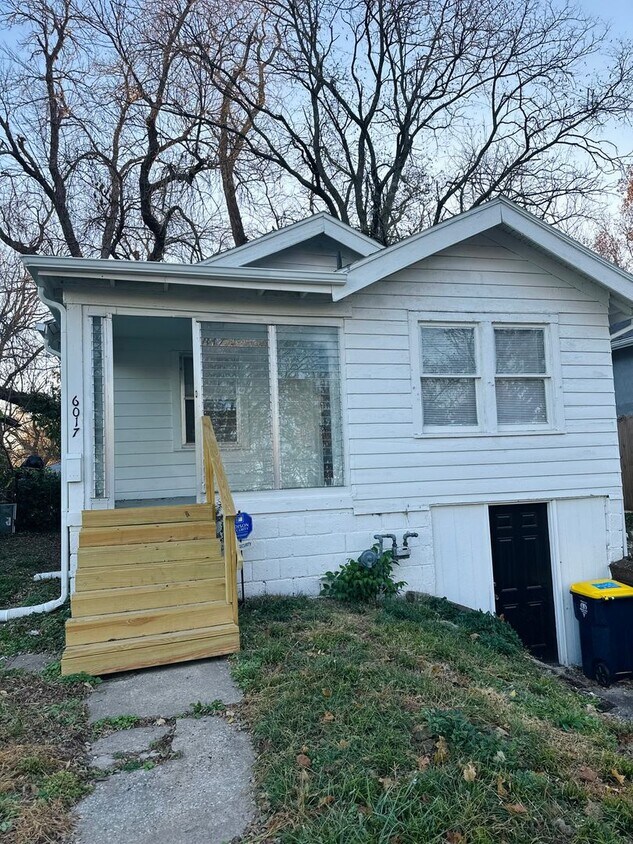 Foto principal - 2 Bedroom Home For Rent *** 1/2 OFF 1ST MO...