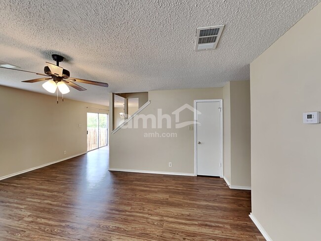 Foto del edificio - 3713 Candlecreek Ct