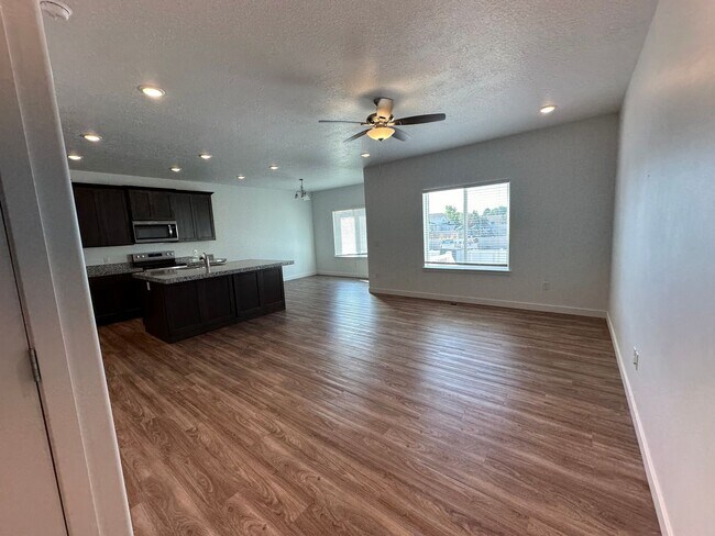 Building Photo - BEAUTIFUL 3-BEDROOM TOWNHOME FOR RENT - AV...