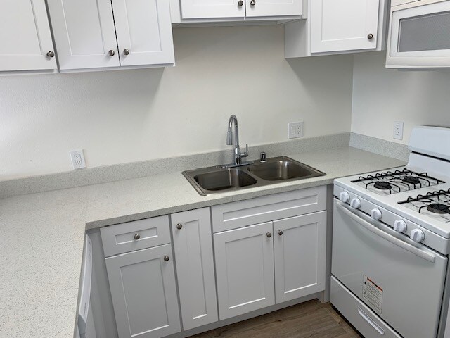 Foto del edificio - 2449 S Barrington Ave