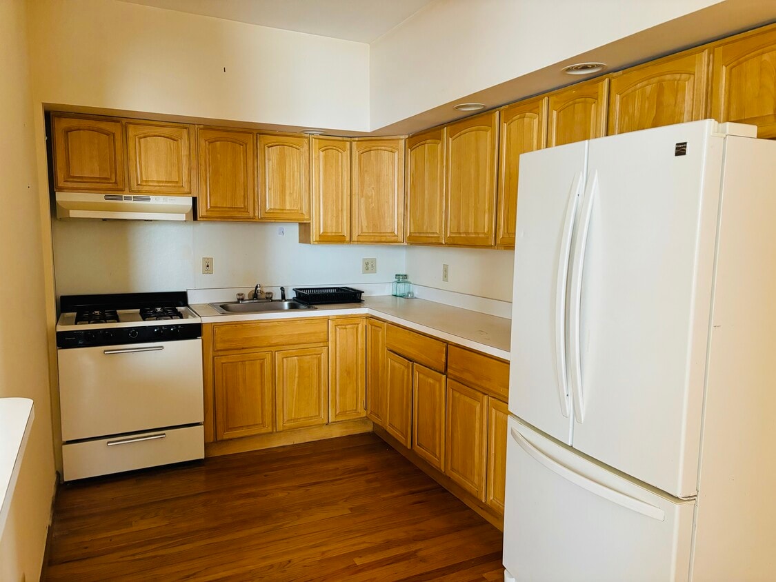Kitchen - 121-123 Ridge Rd