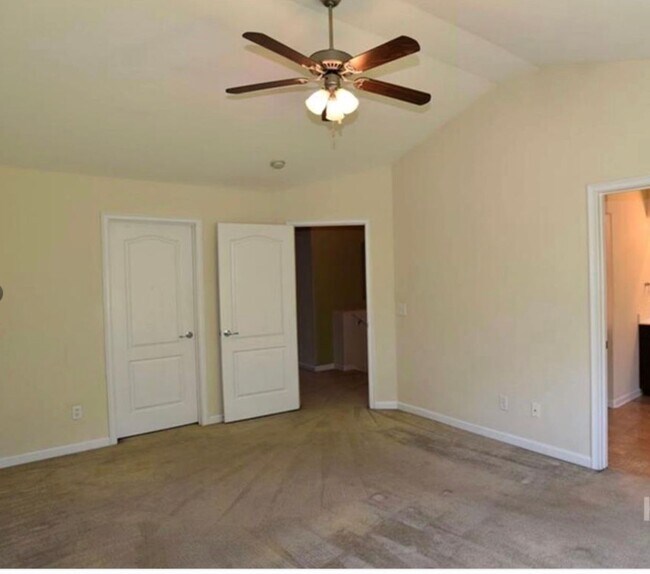 Foto del edificio - Townhome fresh paint and new carpet! Won't...