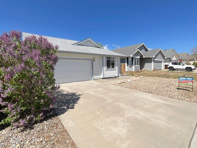 Foto del edificio - 4 Bedroom Home Available Near Research Pkwy & Scarborough Dr!
