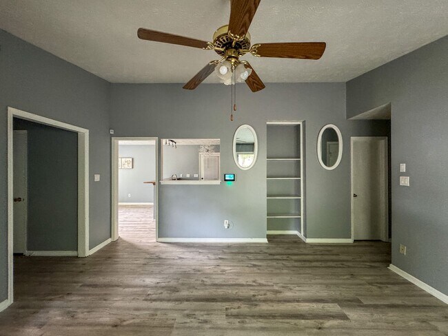 Foto del edificio - Charming 3 Bed 2 Bath Home with Fenced Yard