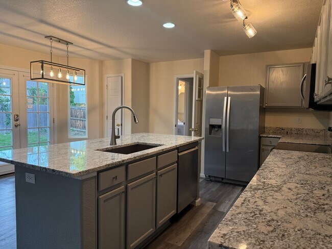 Building Photo - Great 4 bed 3 bath home Wolf Creek Neighbo...