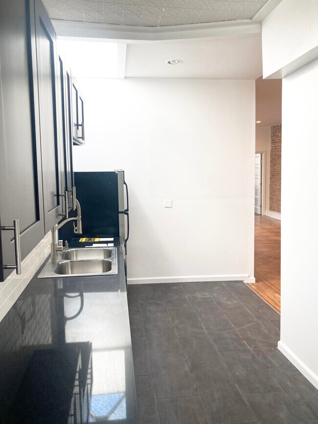 plenty of counterspace - 2119 Regent Pl