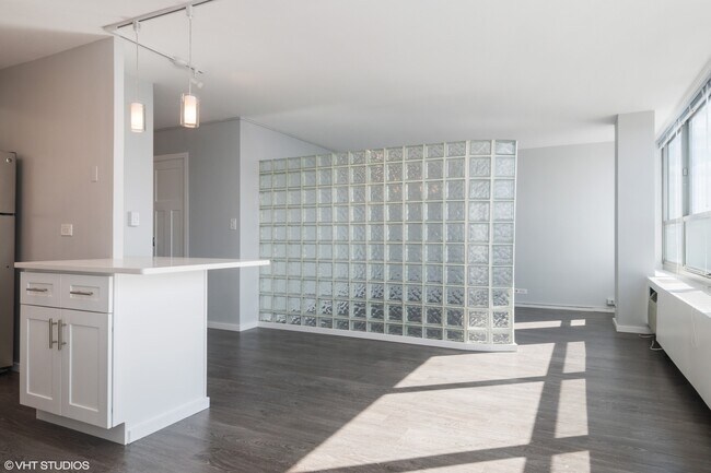Building Photo - 3550 N Lake Shore Dr