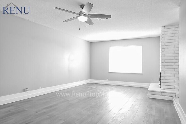 Foto del edificio - AVAILABLE NOW!!