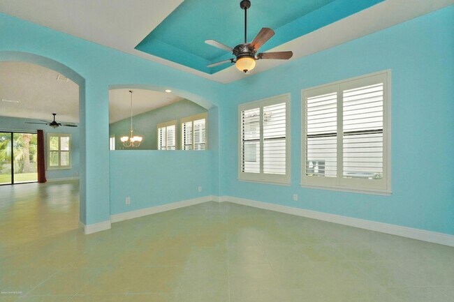 Foto del edificio - 374 Point Lobos Dr