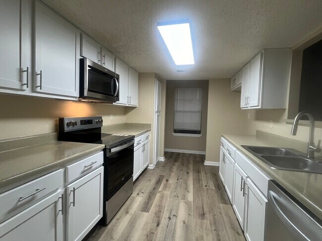 Building Photo - Remodeled townhome! 2 story with loft & 2 car garage with yard! Beautifully Remodeled Townhome – ...