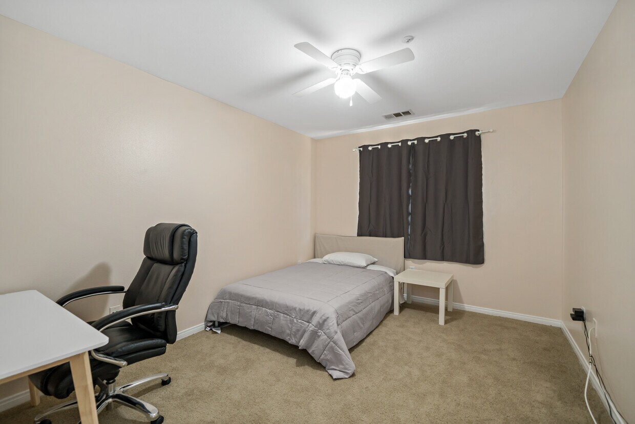 Foto principal - 3455 Dwight Ave