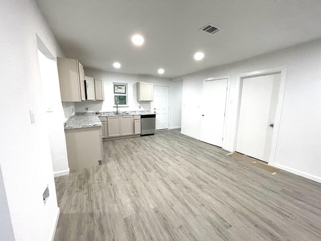 Building Photo - 319 Woodard Ave