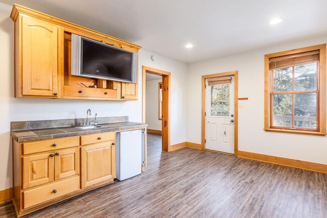 Building Photo - Old Town GEM Just 1 Block from PCMR!