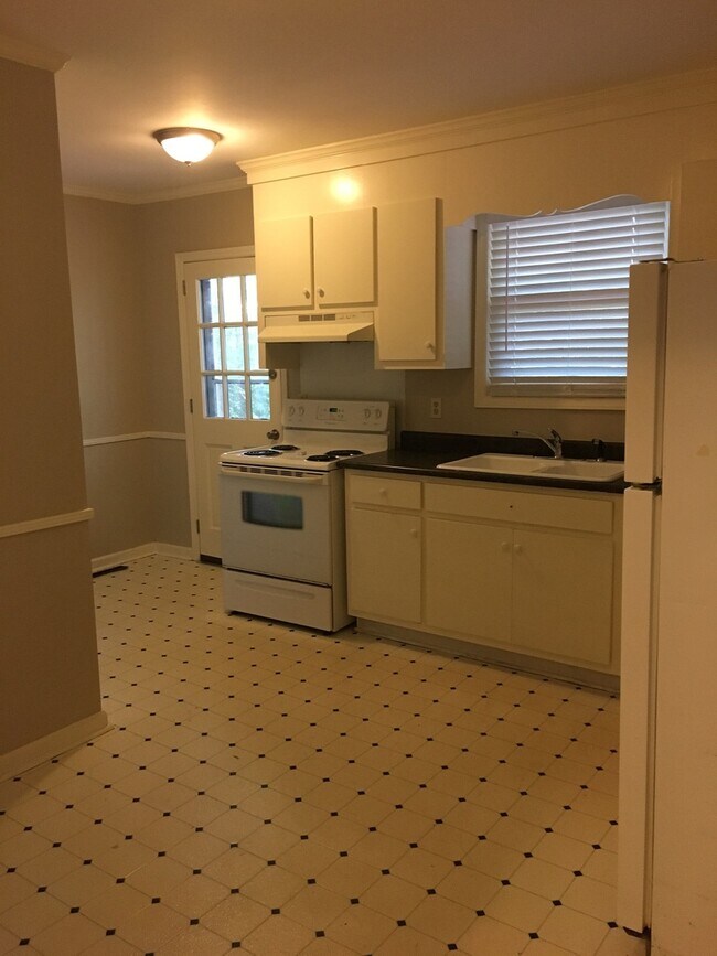 Building Photo - 3 bed room / 1 bath brick ranch in Pleasan...