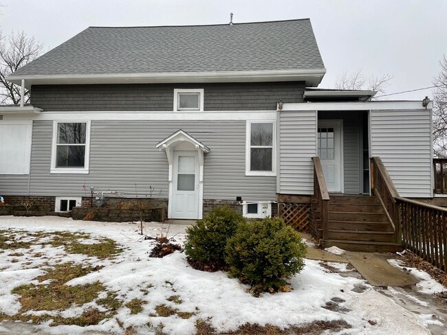 Building Photo - Updated 2 BD/ 2 BA Home