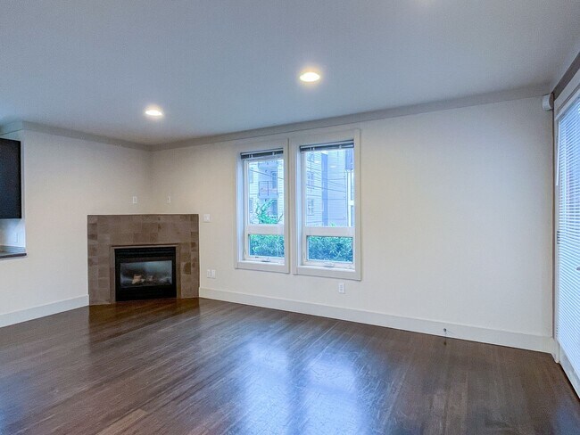 Building Photo - Unbeatable Location! 2bd/2bth Westlake Tow...