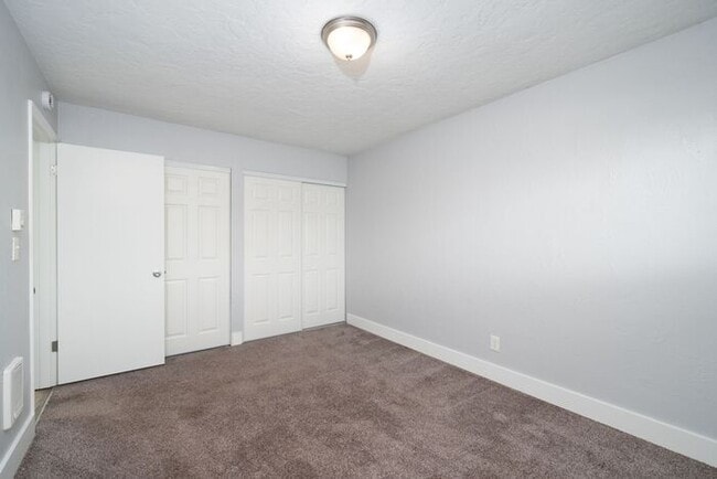 Building Photo - Spacious 2 bedroom and the 1st month rent is Free!!!