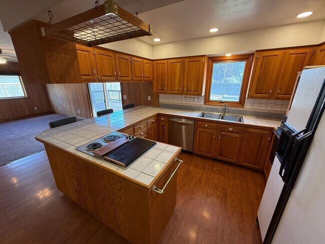 Foto del edificio - 460 SE Conifer Pl