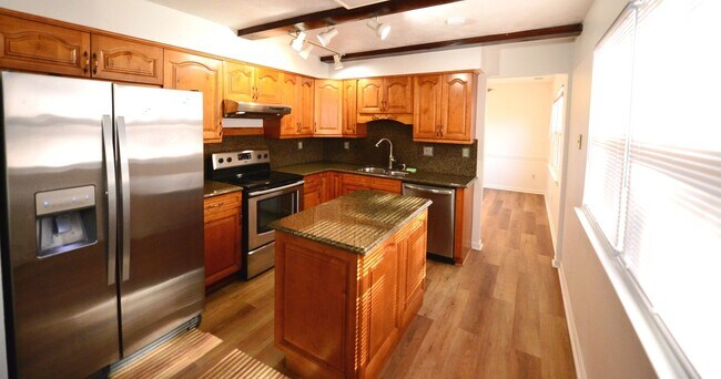 Foto del edificio - 6 Bedrooms-Little Neck Area