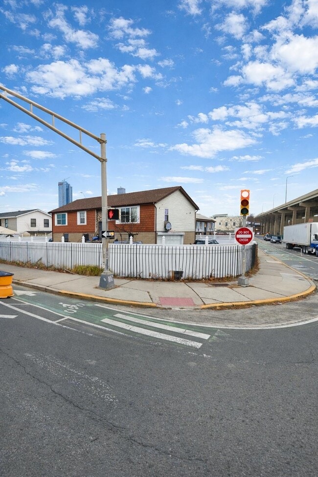 Building Photo - 85 Merseles St