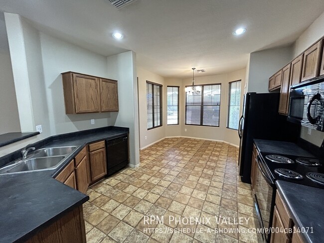 Building Photo - 3x2 Avondale Home Ready 4 Move In ON A LAR...