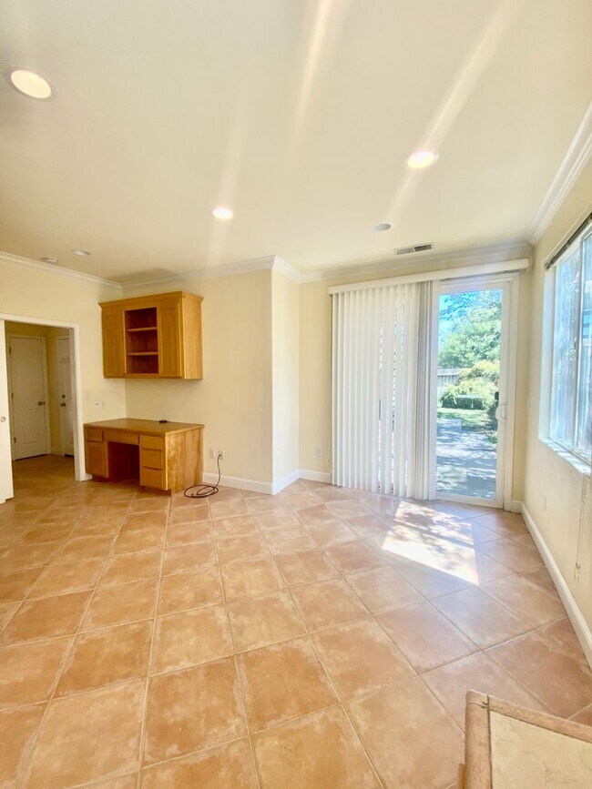 Foto del edificio - West Davis 5 bedroom and 2.5 bathroom home