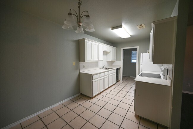Foto del edificio - 606 N Sewell Dr