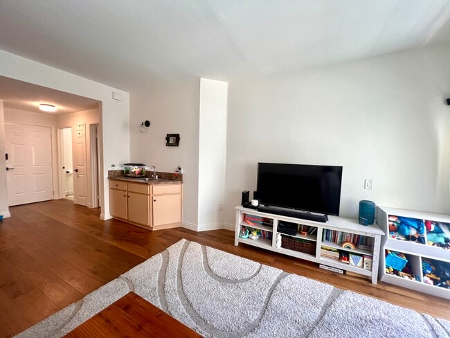 Building Photo - 5420 Sylmar Ave